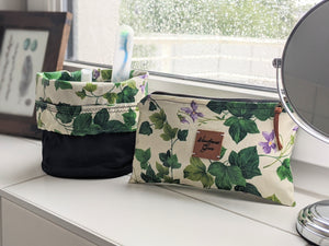 Drawstring Toiletry Bag with water resistant Oilcloth || Kulturbeutel mit Wachstuch || Toiletry Kit | "Wild Violets" Design