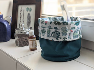 Drawstring Toiletry Bag with water resistant Oilcloth || Kulturbeutel mit Wachstuch || Toiletry Kit | "Plant Lady" Design
